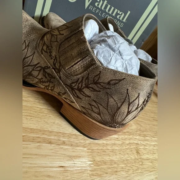 Natural Reflections Brown Ankle Boots with Hand-Burned Sunflowers - Picture 4 of 5